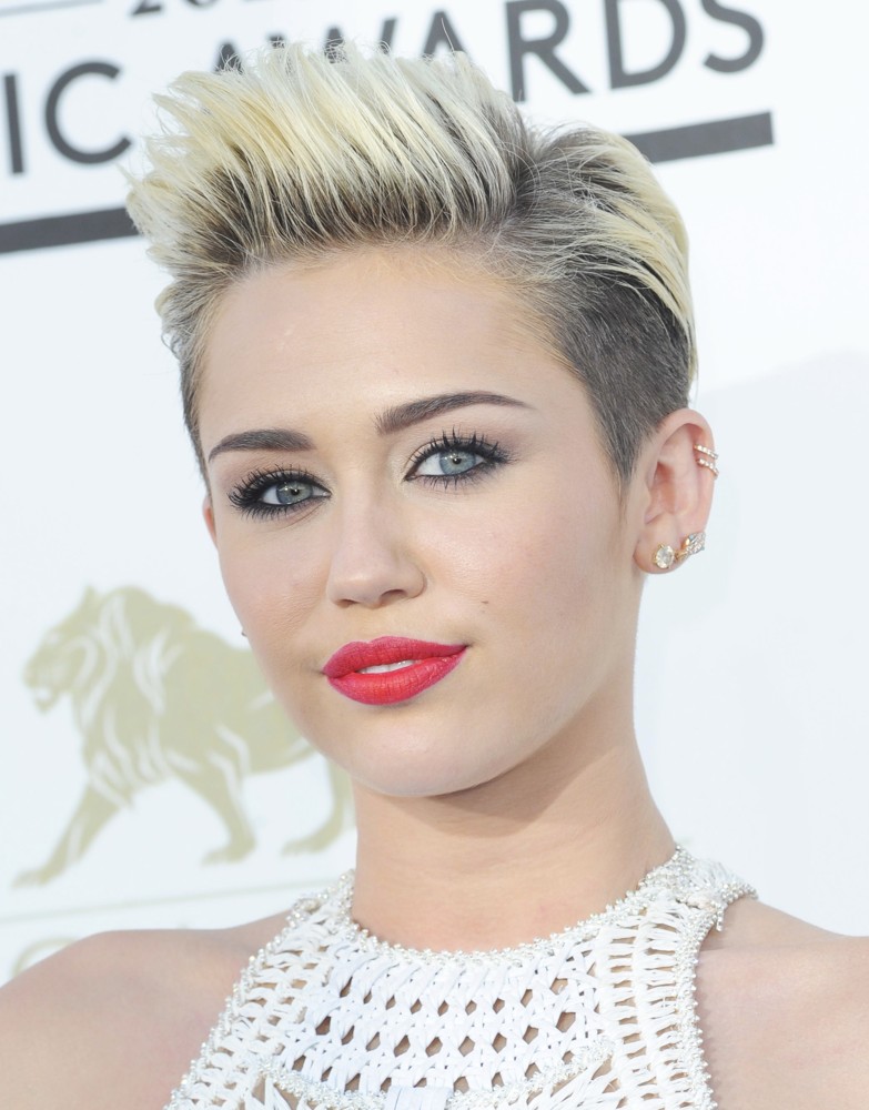 Miley-cyrus-2013-billboard-music-awards-05