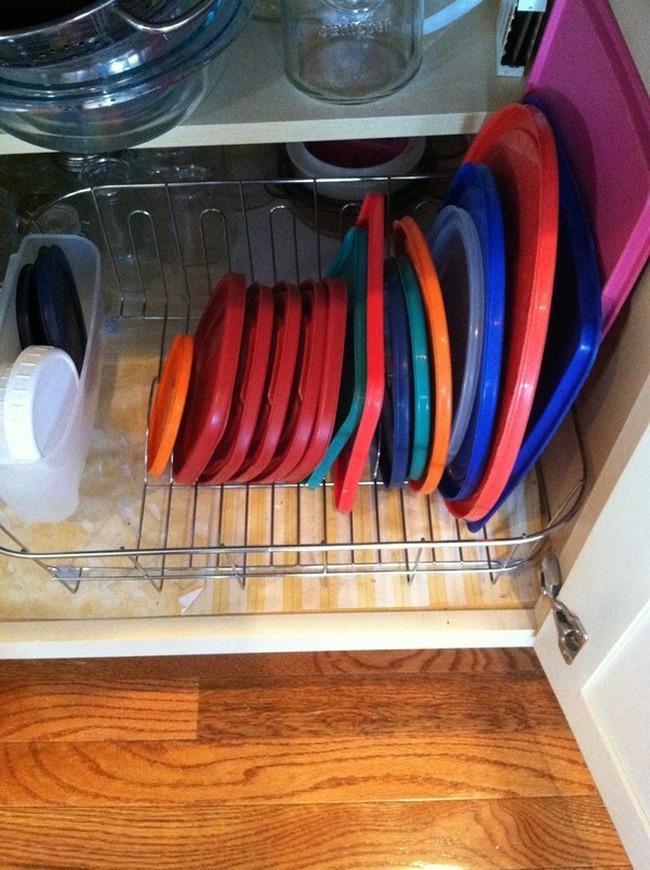 7. A drying rack for dishes will help you organise the tupperware by size