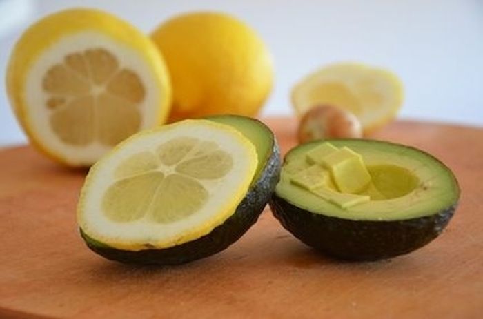 13. Lemon keeps the avocado green longer