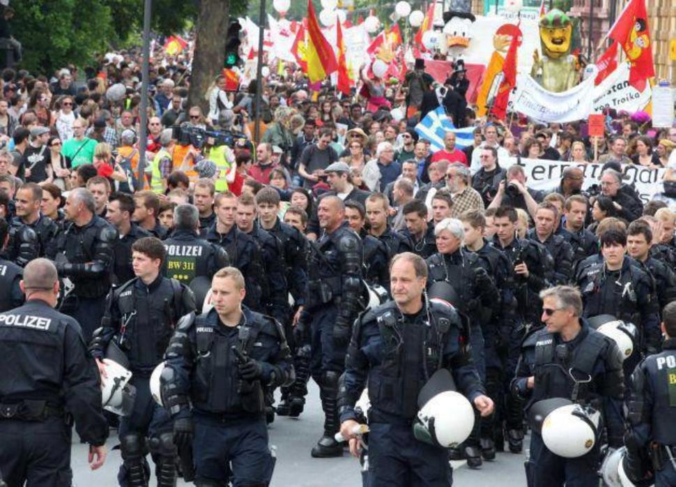 18. German police have put down their weapons and helmets to escort Occupy protesters