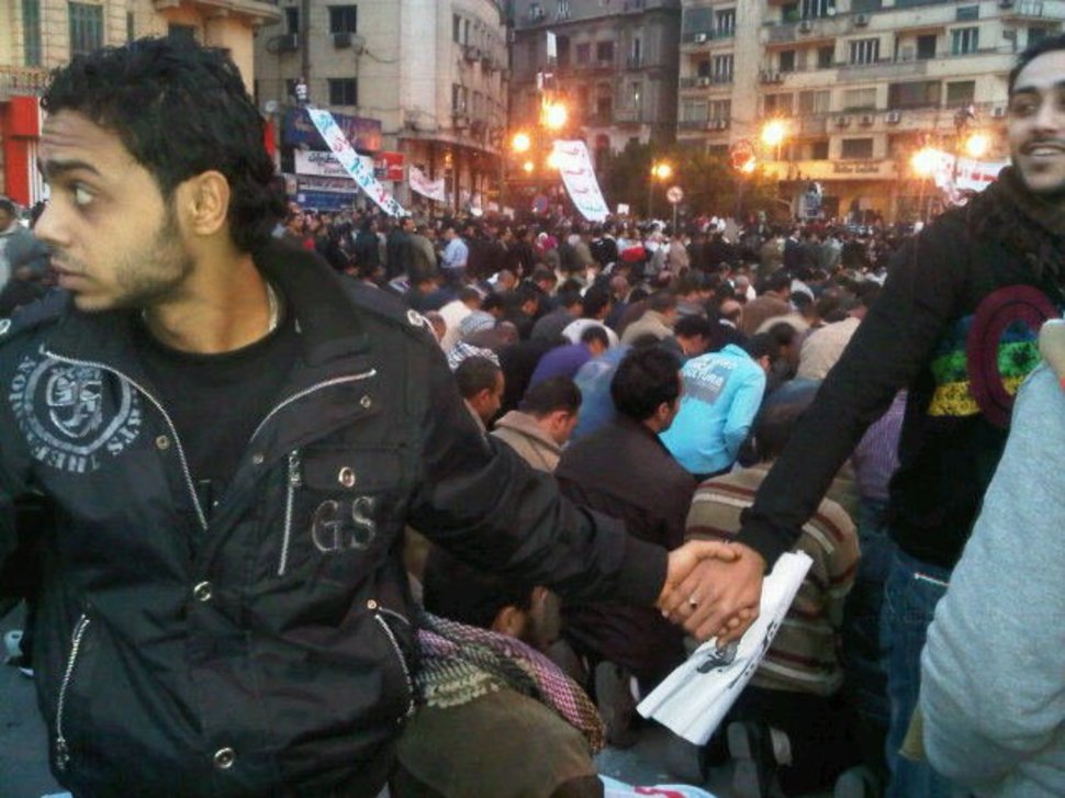19. Christians protecting Muslims while they pray in Cairo