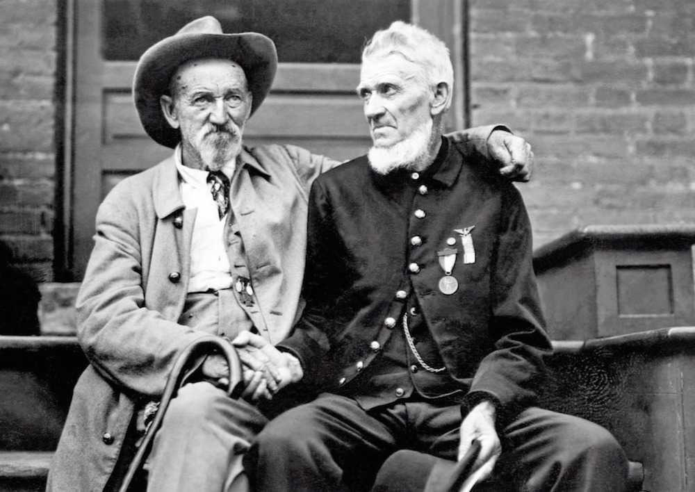 A Union and Confederate soldier reconcile, 1913