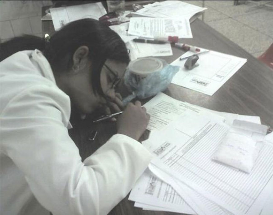 medical-resident-sleeping-overworked-doctors-mexico-yo-tambien-mi-dormi-112__605