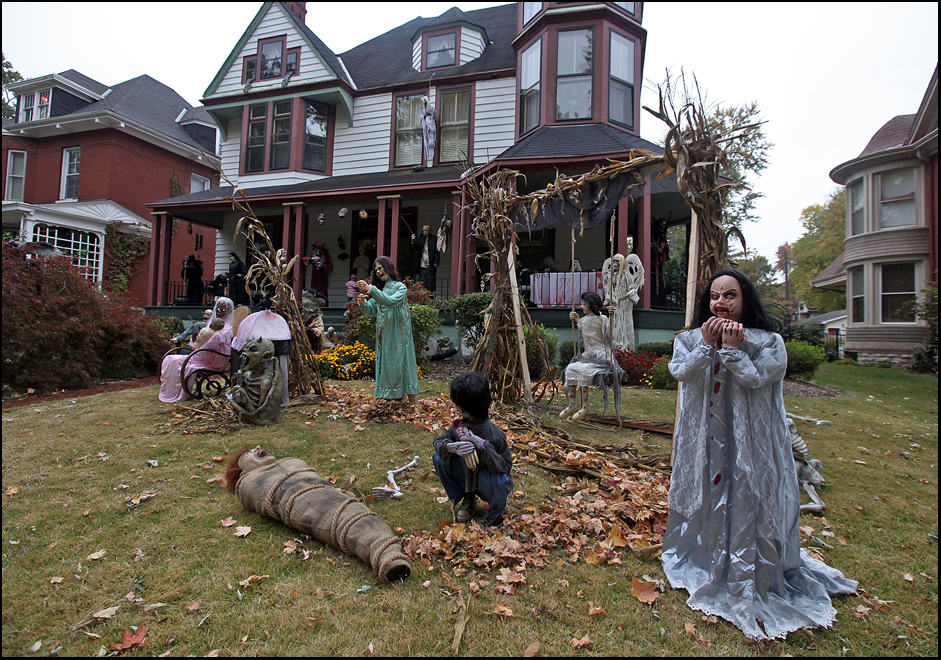 Halloween decorations Tuesday afternoon in the front yard of Nasser and Tina Henaifesh's home at 1628 Jersey. (H-W Photo/Phil Carlson)