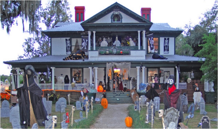 scary-house-outdoor-halloween-decorations