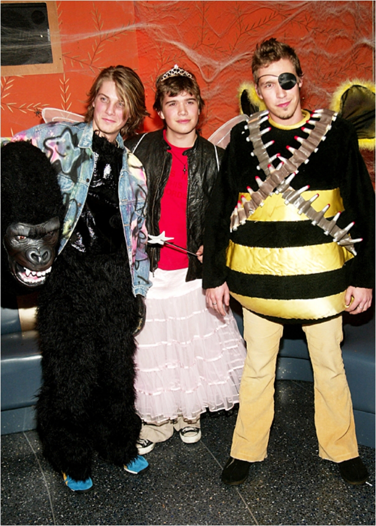 the-hanson-brothers-as-a-gorilla-kong-a-fairy-and-a-rambo-bee