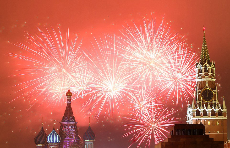 spectacular-fireworks-in-moscow-russia