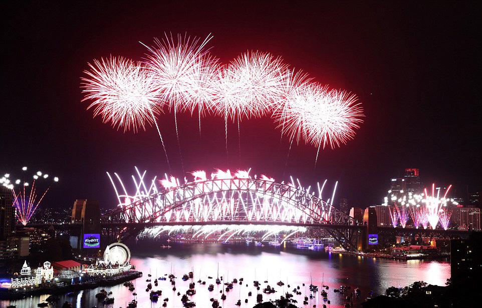 this-year-fireworks-in-sydney-was-dedicated-to-prematurely-deceased-prince-and-david-bowie