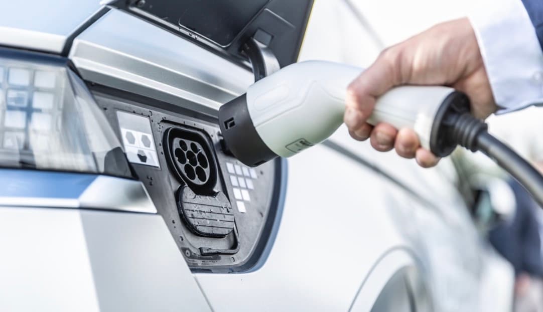 Electric cars: pros and cons in 2023