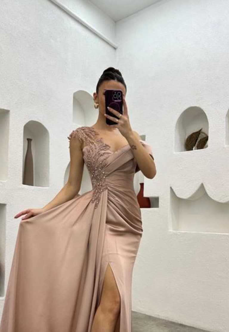 Timeless Elegance: Exploring Wedding and Evening Dresses with Long Sleeves