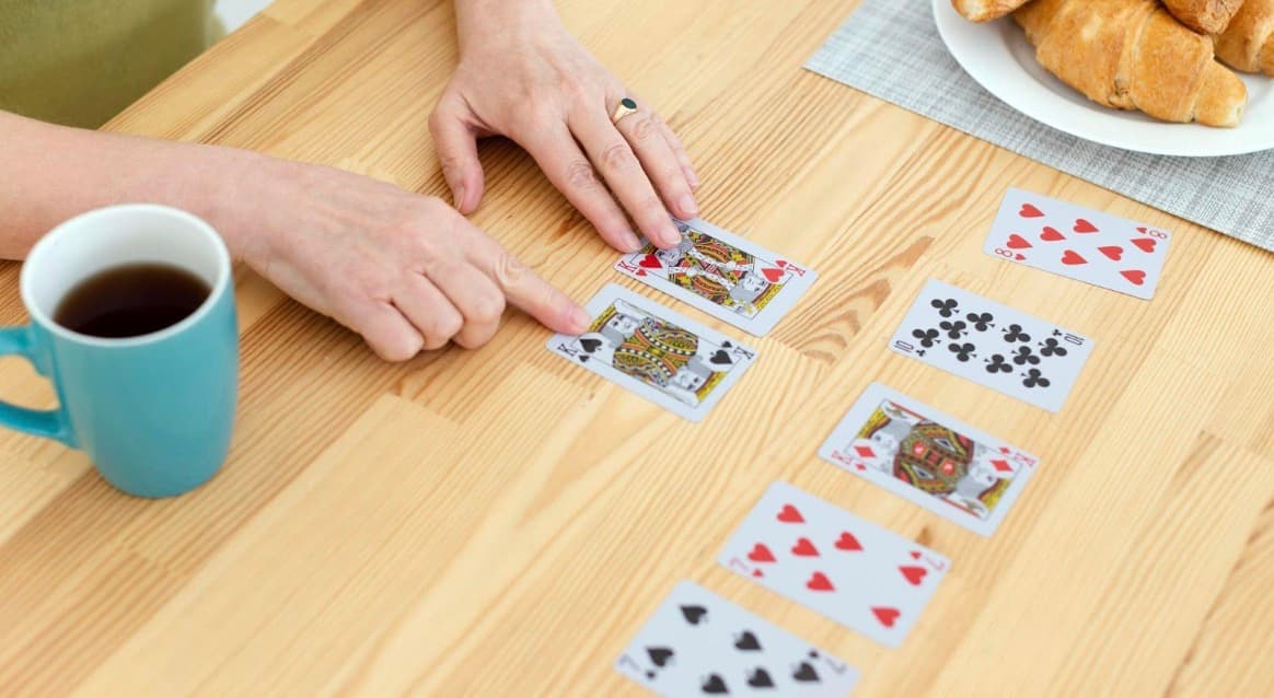 Solitaire as a Phenomenon of Modern Computer Games: Why Still Alive?