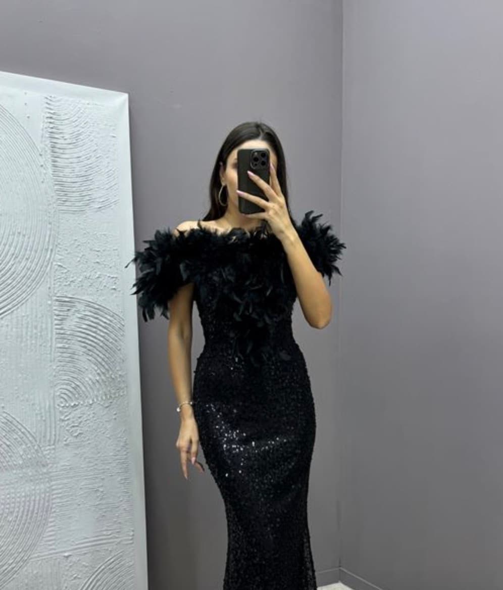 Shimmer and Sophistication: Embracing Sequin, Tulle, and Short Evening Dresses