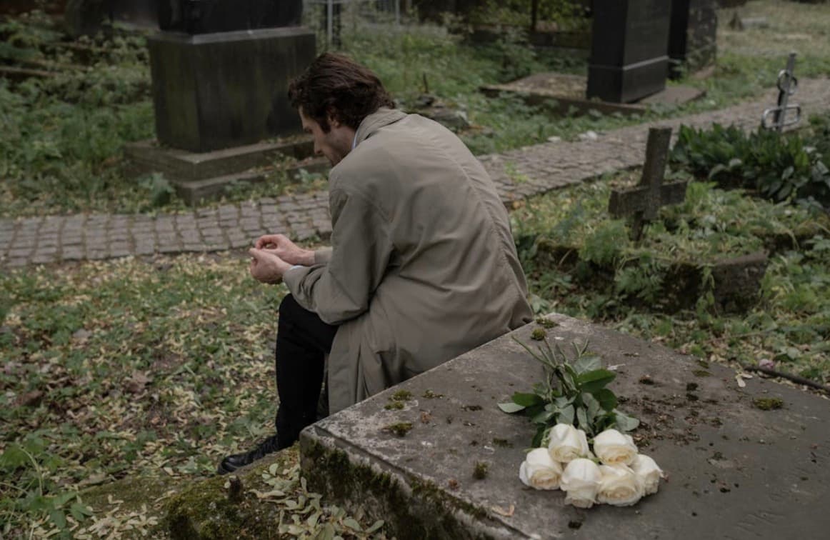 7 Ways to Create a Heartfelt Memorial That Honors a Loved One’s Life