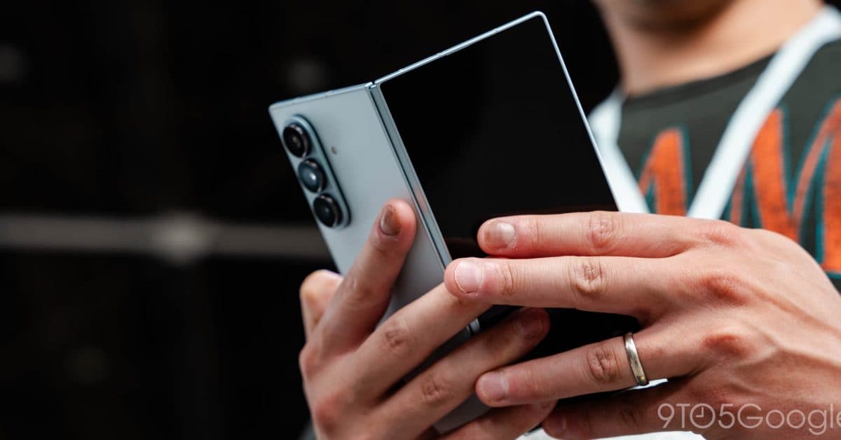 Apple Cuts Foldable iPhone Orders as Samsung Gains Ground