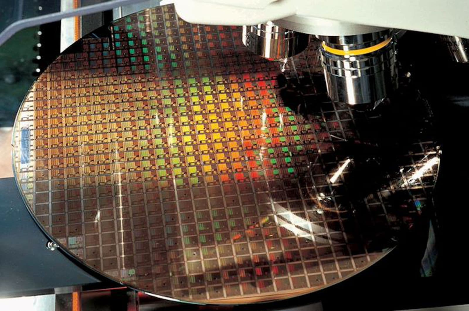 Apple in Talks With Intel and Samsung to Build US Chips