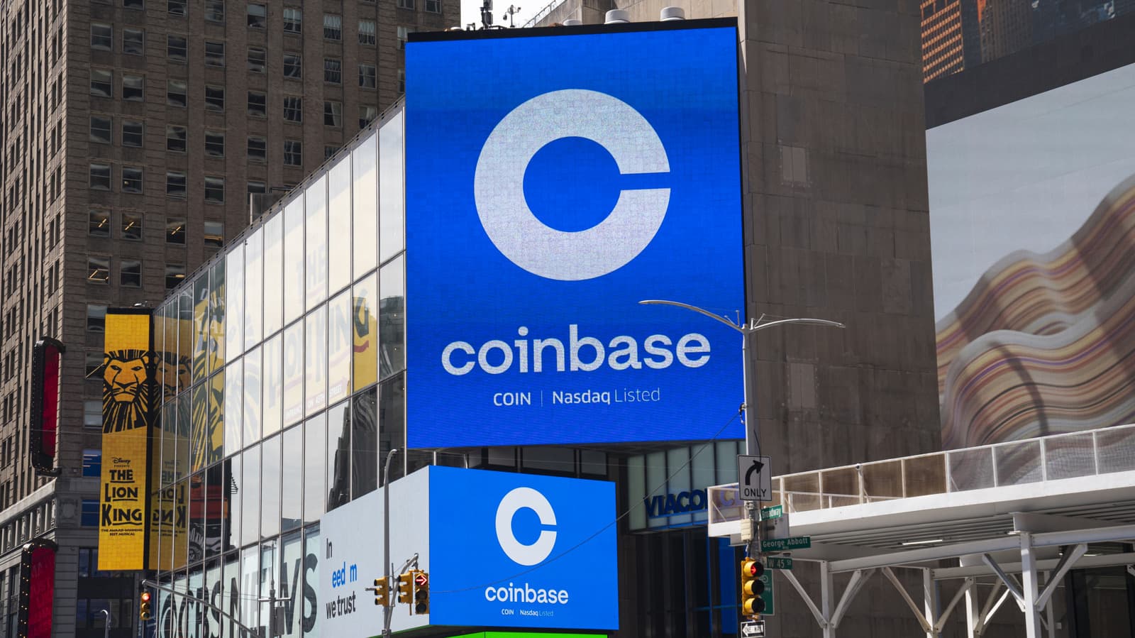 Coinbase Cuts 700 Jobs in Push to Go 'AI-Native'