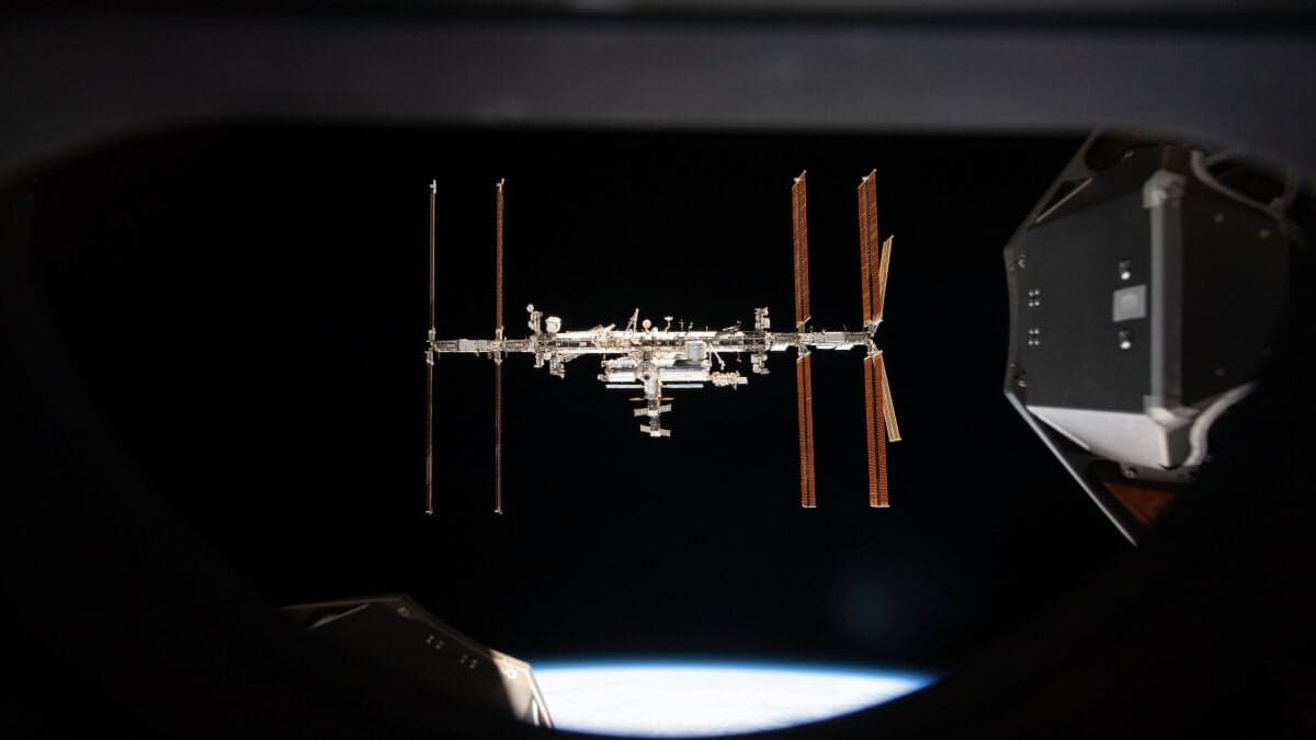 ISS Astronauts Sheltered in SpaceX Dragon During Air Leak