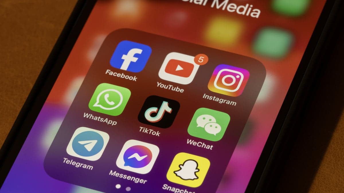 UK to Ban Social Media for Under-16s Starting in 2027