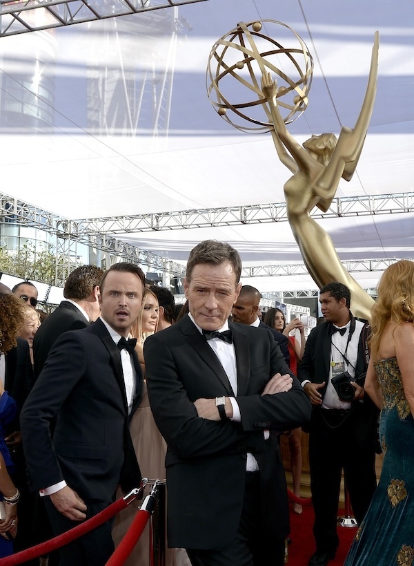 3-bryan-cranston-aaron-paul-photobomb