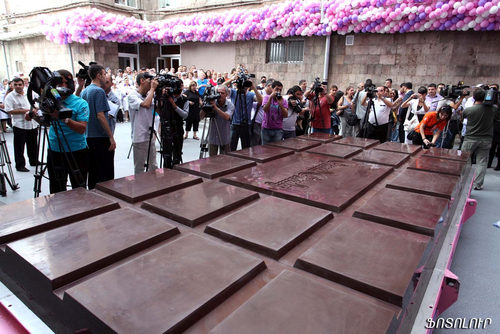 Шоколад бол. Самый большой шоколад в мире рекорд Гиннесса. Самая гигантская шоколадка в мире. Самая крупная плитка шоколада книга рекордов Гиннесса. Самая большая шоколадная плитка в мире.
