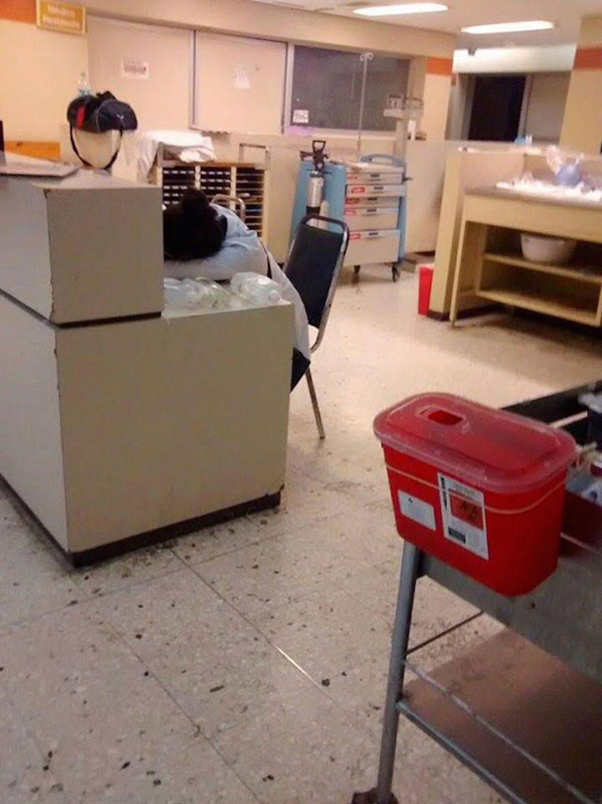 medical-resident-sleeping-overworked-doctors-mexico-yo-tambien-mi-dormi-19