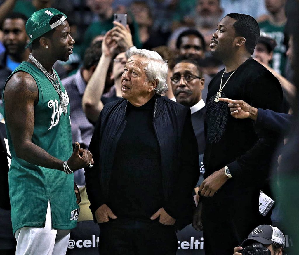 Robert Kraft talks to rappers Gucci Mane & Meek Mill at NBA basketball game