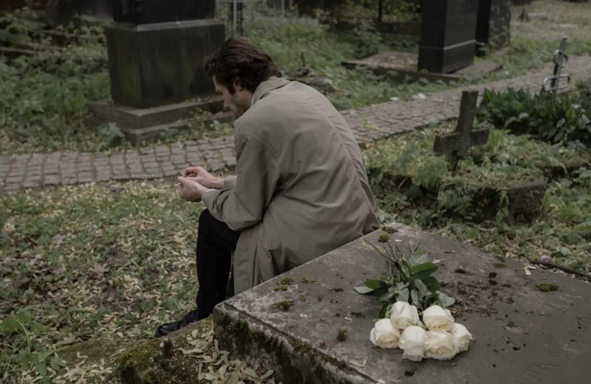 7 Ways to Create a Heartfelt Memorial That Honors a Loved One’s Life