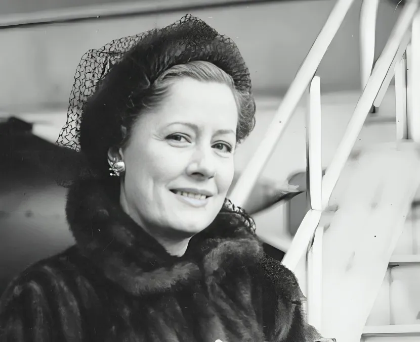 Irene Dunne: Hollywood’s Refined Icon of Cinema, Fashion, and Timeless Legacy