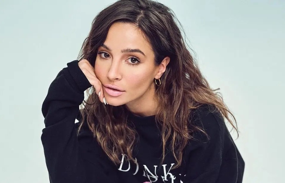 Brenda Asnicar: Argentine Actress, Singer, and Latin TV Star