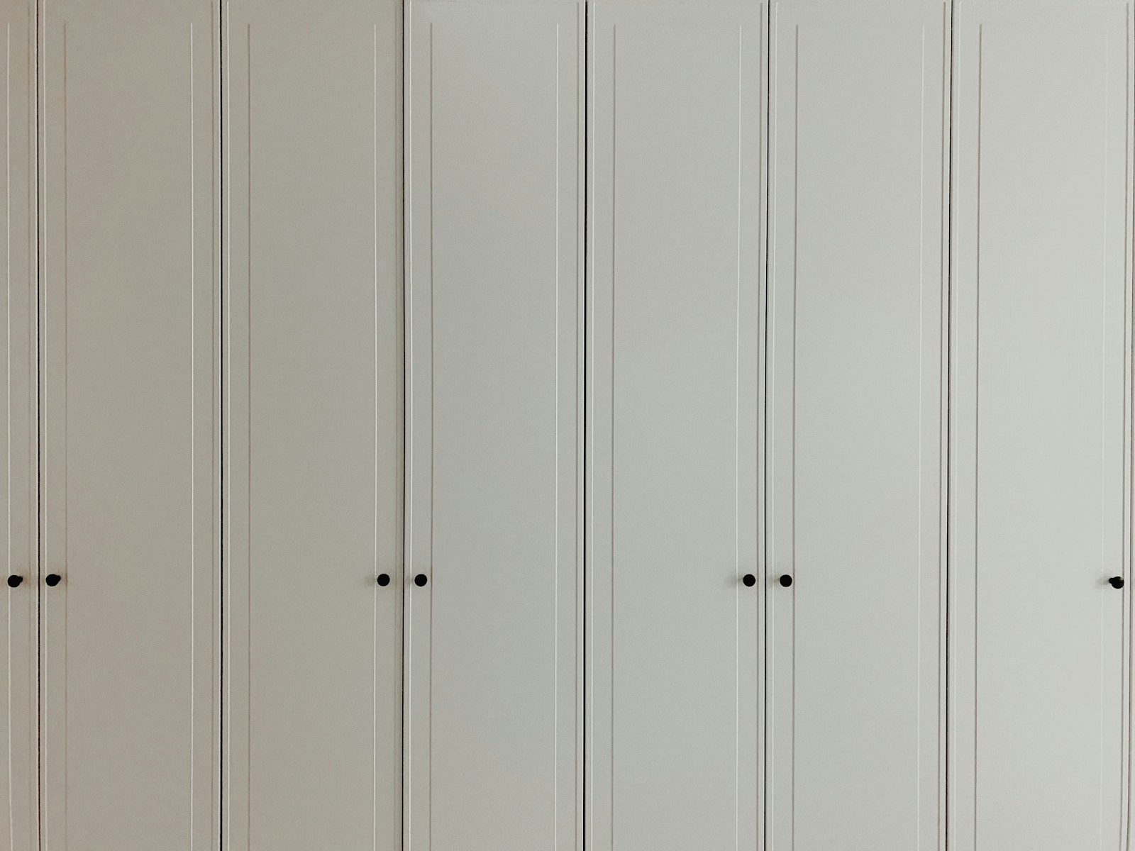 What Finishes Work Best With White Shaker Cabinets in Contemporary Homes?